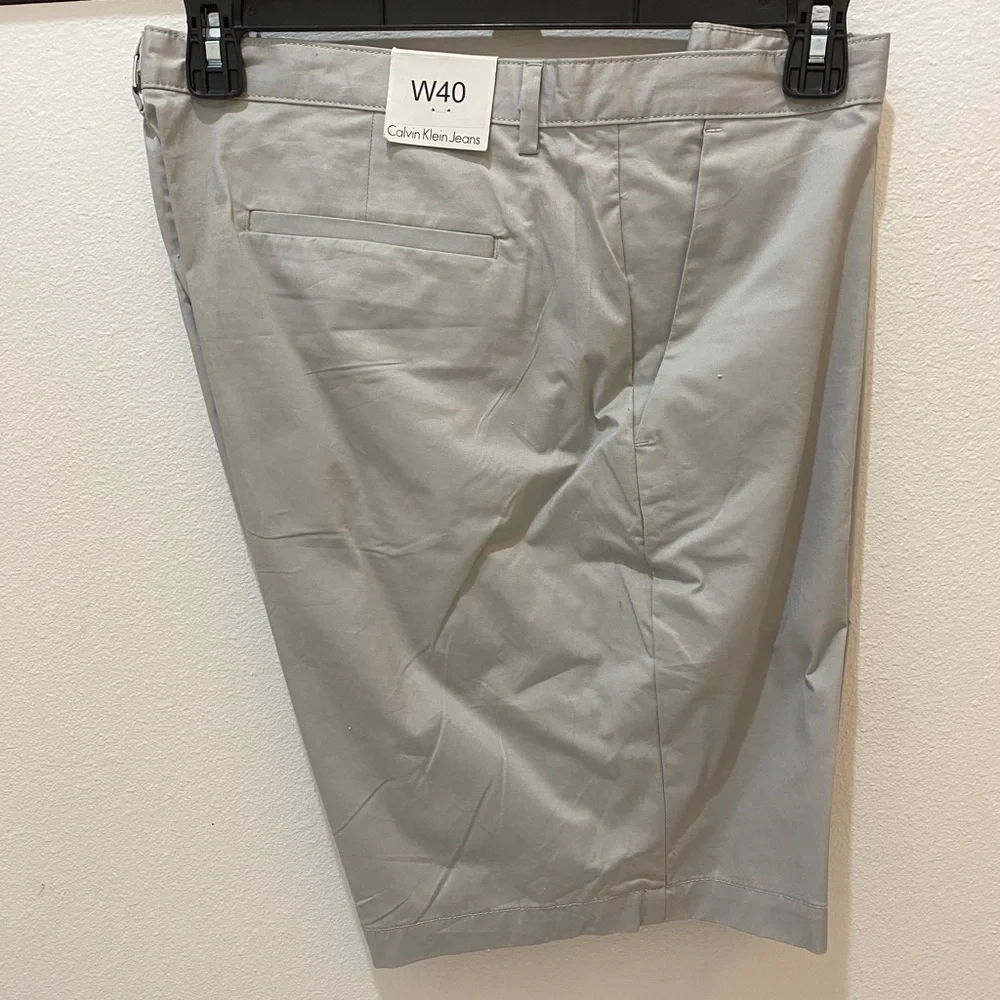 Calvin Klein Jeans Men's Light Gray Flat Front Casual Shorts - 40 - NWOT